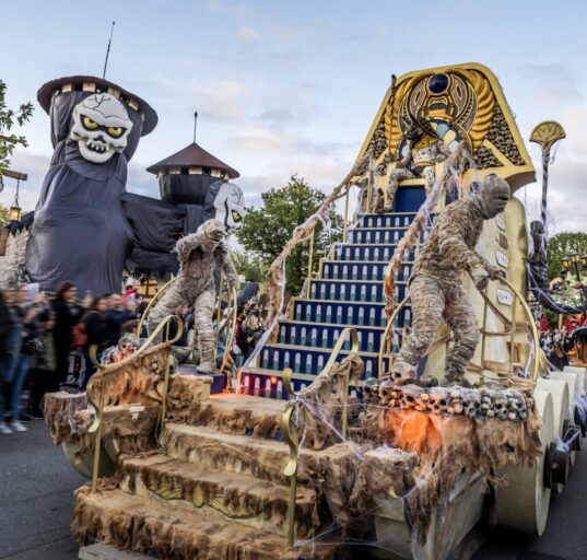 PEUR SUR LE PARC LE DEFILE DES MONSTRES SCAMBON min