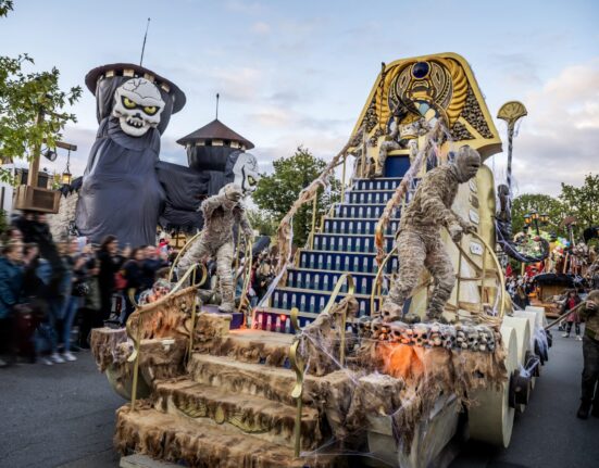 PEUR SUR LE PARC LE DEFILE DES MONSTRES SCAMBON min