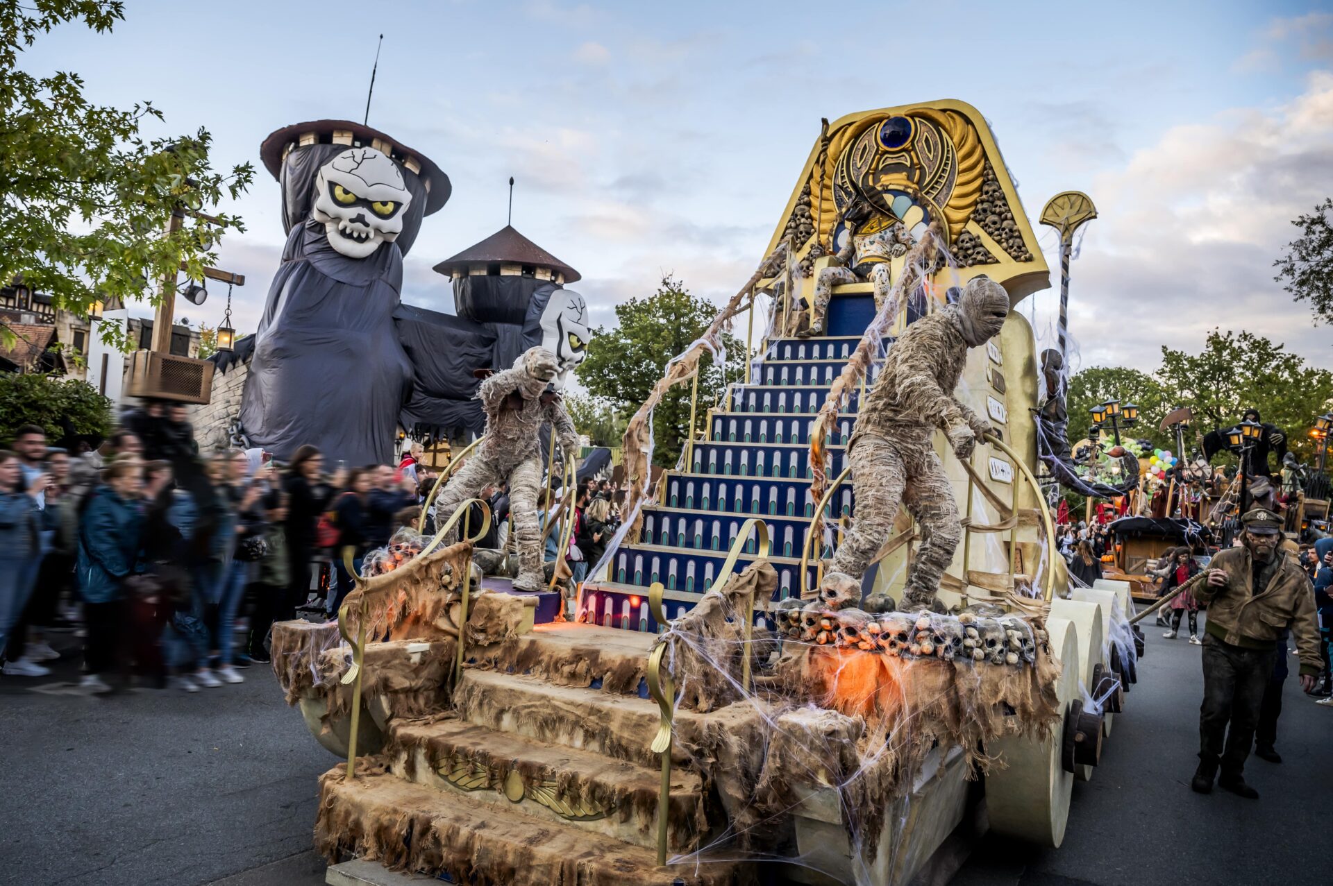 PEUR SUR LE PARC LE DEFILE DES MONSTRES SCAMBON min